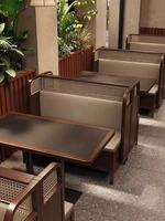 Moderne Massivholz-Restauranttische und -Stühle mit Metallgestell - Restaurant-Sets für Hotelgebrauch