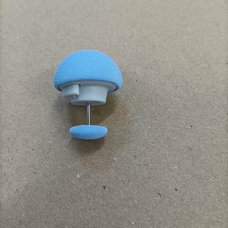 Bouton bleu en forme de champignon avec un seul rivet en tissu et une épingle en acier.
