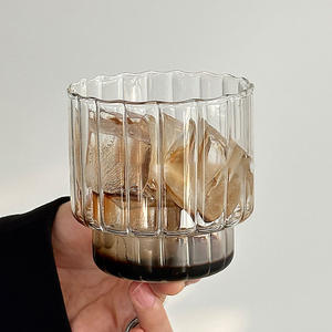 Vaso de Vidrio con Patrón Vertical Retro al por Mayor para Cafeterías, Vaso Resistente al Calor para Bebidas Frías y Latte, Vajilla de Vidrio Fabricada - Product Image 3