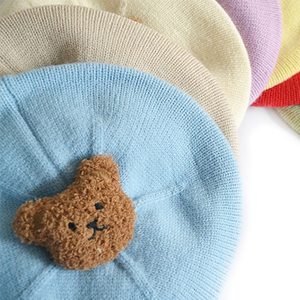 Bonnet personnalisé en tricot doux avec décoration ours en peluche, couleur unie, mignon, tendance, chaud et extensible pour enfants, style bonnet ajusté - Product Image 4