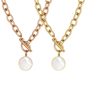 Collier tendance en acier inoxydable avec fermoir OT, chaîne à maillons, pendentif rond en coquillage plaqué or 18 carats, vente en gros - Product Image 1
