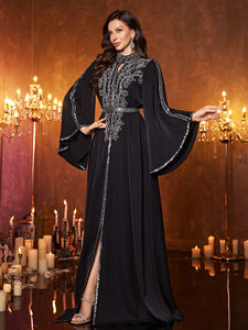 Robe de soirée maxi à fente haute en satin avec col montant et manches bouffantes, texture haut de gamme, applique extravagante, robe musulmane modeste noire - Product Image 4