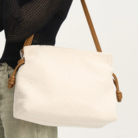 Nouvelle Arrivée 2026 – Sac Bandoulière Tendance avec Bordure en Fausse Fourrure et Cordon de Serrage, Spacieux pour l'Hiver, Vente en Gros, Logo Personnalisé