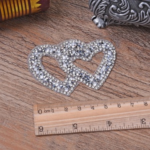 . Superbe Patch Thermocollant Cœur Double en Strass, Motif Entrelacé en Cristal, Idéal <span class=keywords><strong>pour</strong></span> <span class=keywords><strong>Cadeau</strong></span> de Saint-Valentin <span class=keywords><strong>pour</strong></span> Fille, Sœur, Vente en Gros - Product Image 4