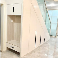Solution de rangement sous escalier multifonctionnelle moderne sur mesure, armoire d'angle en bois massif pour escalier