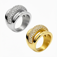 Neu eingetroffen: Luxuriöser Hochzeitsgeschenk-Schmuck – Maßgefertigter 316L 18K vergoldeter breiter, gewölbter Ring aus Edelstahl mit vollständigem Zirkonia-Pavé und gerilltem Band