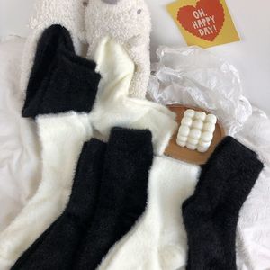 Venta al por mayor invierno cálido moda mujer Color sólido acogedor felpa piel sintética visón peludo esponjoso habitación piso zapatilla sofá dormir calcetines borrosos - Product Image 4