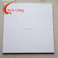 Plaques de plafond en fibres minérales 603x603mm, bords carrés, acoustiques NRC 0.55-0.7, panneaux de plafond suspendu pour bureaux, hôtels et centres commerciaux