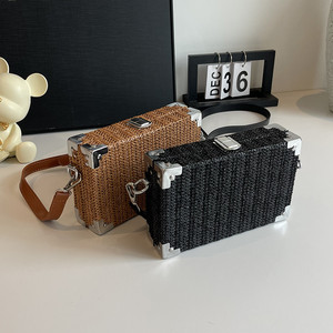 Vente en gros <span class=keywords><strong>de</strong></span> sacs à bandoulière d'été décontractés pour hommes nouveau design <span class=keywords><strong>sac</strong></span> en rotin carré tissé à la main <span class=keywords><strong>sac</strong></span> <span class=keywords><strong>de</strong></span> <span class=keywords><strong>plage</strong></span> à bandoulière en paille pour la <span class=keywords><strong>plage</strong></span> - Product Image 1