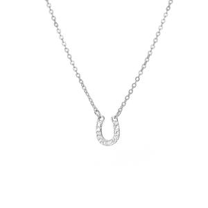 Collier Fer à Cheval Martelé en Acier Inoxydable, Pendentif en Forme de U Plaqué PVD Or 14K, en Titane - Product Image 4