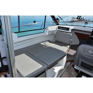 Jeanneau Merry 695 Série 2 - Bateau de pêche de luxe avec coque en PRV et quille de planage, options incontournables, 7,45 m de longueur au mât, 2,54 m de largeur. - Product Image 3
