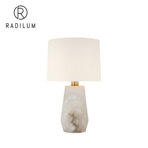 โคมไฟตั้งโต๊ะอะลาบาสเตอร์ทันสมัย ตกแต่งห้องนอนโรงแรมหรู ฐานหินธรรมชาติทรงกรวย โคมไฟตั้งโต๊ะ LED ทองเหลือง คอร์ฟู - Product Image 1