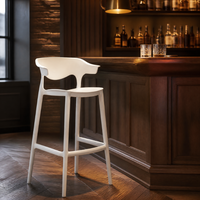 Échantillon Gratuit Vente Directe Usine Couleurs OEM Tabouret de Bar Commercial en Plastique Design Populaire Mobilier de Café Chaises Hautes en Plastique PP
