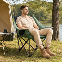 Chaise de camping pliante carrée moderne avec rembourrage épais, tissu Oxford vert, structure en tube métallique, porte-gobelet intégré, sac de rangement latéral