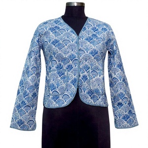 Veste courte matelassée pour femme en coton biologique 100% - Fabriquée à la main - Réversible - Écologique - Imprimé ethnique vintage - Automne-hiver - Streetwear - Product Image 1