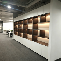 Comptoir d'accueil commercial avec vitrine haute intégrée, armoire de rangement LED, armoire murale de réception de bureau personnalisée