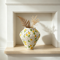 Vase décoratif artisanal style pastoral, pot en céramique blanc à texture ondulée et motif poire pour ornement de table de mariage