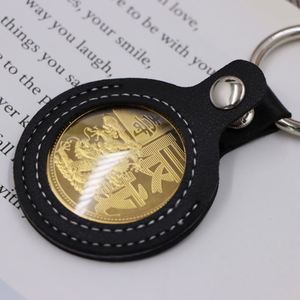 Estuche de exhibición de monedas de desafío de cuero sintético vintage, soporte duradero para medallones y fichas de sobriedad con llavero - Product Image 3
