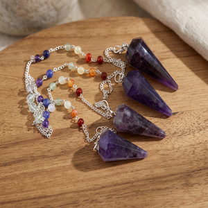 Pendule en améthyste facettée avec chaîne de perles de pierres précieuses des chakras, outil de radiesthésie Reiki - Product Image 1