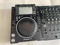 Ensemble d'équipement DJ professionnel pour club et bar, comprenant un lecteur multimédia Pioneer DJ CDJ-2000NXS2 et un mixeur professionnel DJM-900NXS2