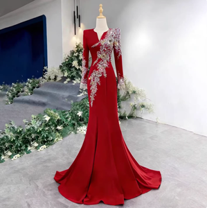 فستان سهرة أحمر بقصة حورية البحر، برقبة على شكل V وأكمام طويلة، مزين بالخرز وتطريز الدانتيل، بذيل طويل، لوالدة العروس. - Product Image 2