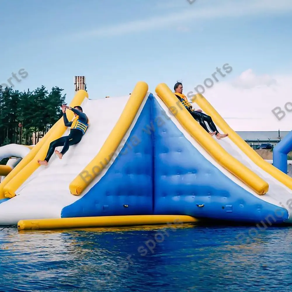 Giochi d'acqua galleggianti personalizzati gratuiti parco acquatico gonfiabile gigante con certificato TUV