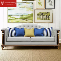 Ensemble de canapés Chesterfield en bois massif d'aspect européen, grand modèle trois places avec design durable pour le salon de la maison