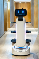 Интеллектуальные роботы-гуманоиды 2026 года с автоматическим обходом препятствий для доставки еды, с 3 подносами