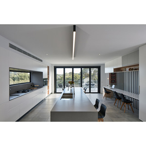Villa moderna de madera con paredes de vidrio y espacio exterior para estar al aire libre - Product Image 5