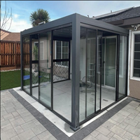 Pergola moderne motorisée en alliage d'aluminium avec persiennes réglables et étanches pour jardin et patio