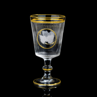 Verre à pied en cristal exquis « Papillon Doré » avec motif papillon en relief, accents en or 24 carats et design vintage cannelé