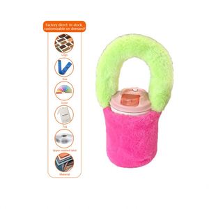 Housse de tasse isolante en peluche mignonne pour l'automne et l'hiver, résistante à la chaleur et aux chocs, portable - Product Image 1