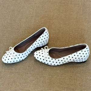 Zapatos Planos Super Lindos con Punta Redonda, Lazo Dulce, Diseño de Puntos Blancos y Negros, Transpirables, de Corte Bajo, Estilo Ballet Retro Clásico - Product Image 1