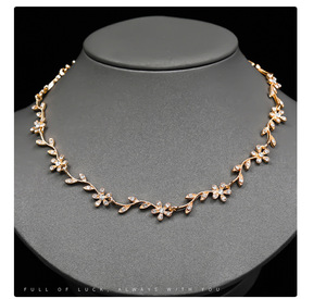 Conjunto de Tres Piezas Clásico y Sencillo con Aretes, Pulsera y Collar de Camelia con Pedrería Plateada Estilo Punk - Product Image 5