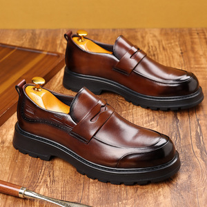 Men's casual style leather shoes - <b>One</b> pair of genuine leather men's men's business-style thick-soled shoes - Product Image 5