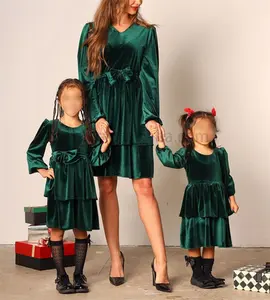 定制天鹅绒连衣裙妈妈和我天鹅绒连衣裙长袖双层褶边妈妈和我圣诞搭配蝴蝶结腰带套装