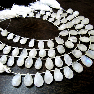 Perles de pierre de lune arc-en-ciel blanches naturelles authentiques, forme poire briolette 7x10 8x11mm, brin de 8 pouces de long - Product Image 1
