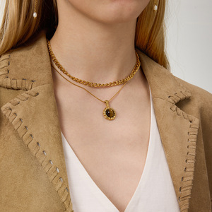 Collier en œil de tigre plaqué or avec pendentif serti pour femme, à porter au quotidien - Product Image 3