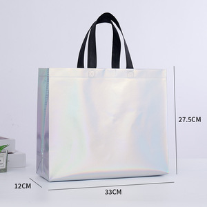 Bolsas de regalo navideñas coloridas hechas a medida, de tela no tejida holográfica con asas negras para ropa, uso promocional ecológico. - Product Image 2