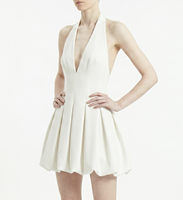 Robe mini élégante blanche à col halter, décolleté plongeant en V, sans manches, coupe trapèze, avec ourlet bouffant, idéale pour les cocktails et les fêtes nuptiales