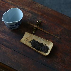 Ensemble de deux cuillères à thé en bambou carbonisé, cuillère à thé japonaise artisanale en bambou naturel non laqué, spatule à thé, plateau à thé - Product Image 3