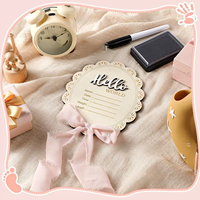 Plaque de bienvenue en bois gravée avec le nom du bébé, carte de jalons de développement du bébé, panneau d'annonce de naissance « Hello World »