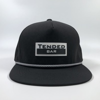 Casquette de baseball OEM tendance noire pour hommes, visière à bord plat en polyester, casquette de baseball étanche avec trou au laser en caoutchouc PVC personnalisée