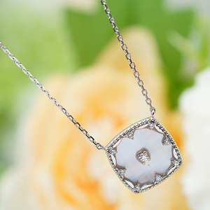 Colgante Cuadrado Artesanal de Oro Sólido 9K/14K/18K con Halo de Madreperla y Diamante de Laboratorio para Joyería Minimalista - Product Image 2
