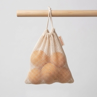 Sac de rangement en filet écologique beige naturel pour le linge et l'emballage de fruits, avec cordon de serrage, vente en gros