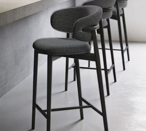 Stijlvolle, milieuvriendelijke, lichtgewicht barkruk van massief hout met gestoffeerde zitting en armleuningen, stevig ontwerp voor thuis, keuken, bar, café en restaurant. - Product Image 2