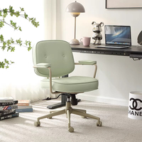 Chaise de bureau exécutive moderne ergonomique de conception récente en cuir avec base en aluminium, cadre en bois, hauteur réglable, pour usage domestique ou professionnel.
