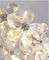 Tables de restaurant de style européen moderne et luxueux, luminaire suspendu linéaire LED en forme de fleur à cinq pétales en cristal ondulé