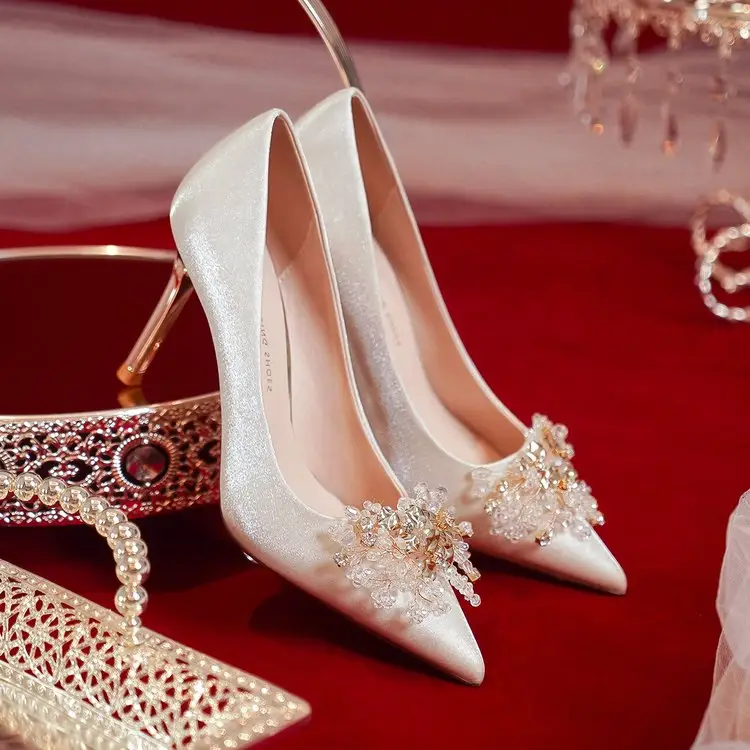 Chaussures de mariée Beige à talons hauts pour femmes, pointues, brillantes, perlées, tempérament français, 2023