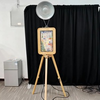 Photo Booth Kayu Bergaya Vintage Terbuat dari Kayu Oak, Dilengkapi Layar Sentuh 18,5 inci dan Speaker Marshall